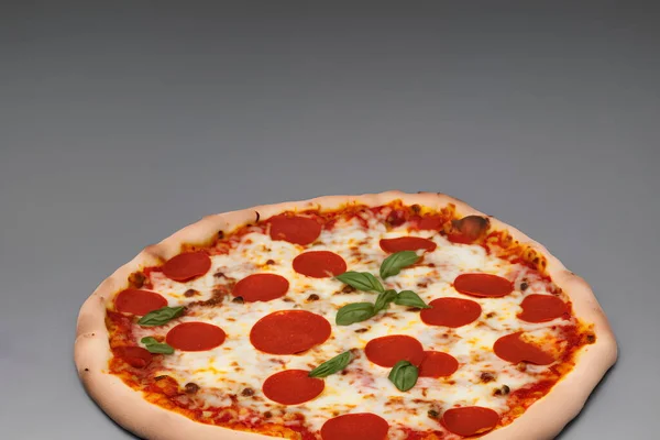 图为奶酪和其他配料的美味披萨 — 图库照片