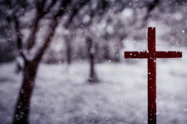 Hristiyan bir haçın karda karların üzerinde gerçekçi bir şekilde resmedilmiş hali.