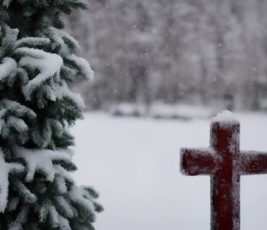 Hristiyan bir haçın karda karların üzerinde gerçekçi bir şekilde resmedilmiş hali.
