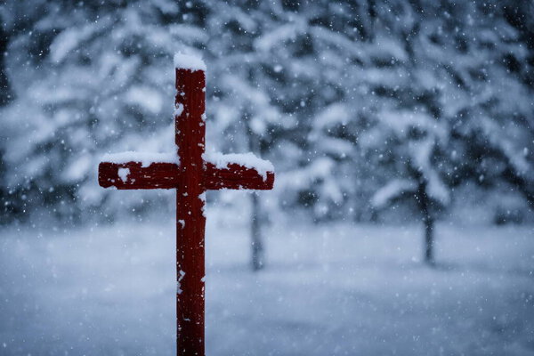 Реалистичная иллюстрация христианского креста на улице в снегу, генеративный ай