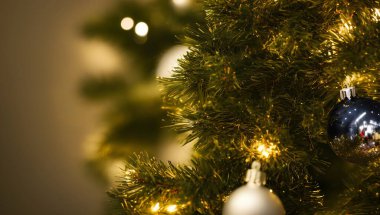 Noel ağacı dekorasyonunun gerçekçi bir çizimi, üretken ai