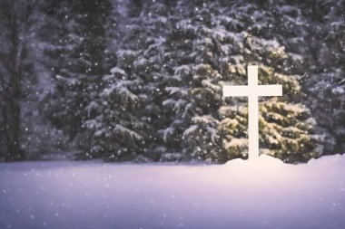 Hristiyan bir haçın karda karların üzerinde gerçekçi bir şekilde resmedilmiş hali.