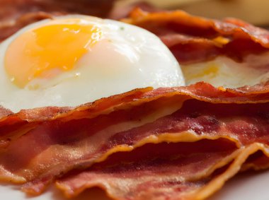 Pastırma ve yumurtanın çizimi, üretici ai