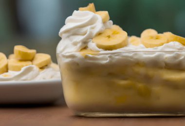 Üretken ai kullanarak muzlu puding tasviri