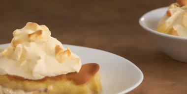 Üretken ai kullanarak muzlu puding tasviri