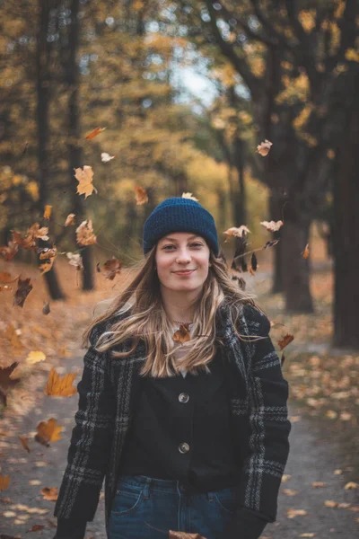 Uśmiechnięta Brunetka Spaceruje Ścieżką Leśną Pokrytą Kolorowymi Liśćmi Ukryty Portret — Zdjęcie stockowe