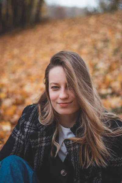 Усміхнена Брюнетка Сидить Купі Барвистих Листя Дубовому Лісі Портрет Молодої — стокове фото
