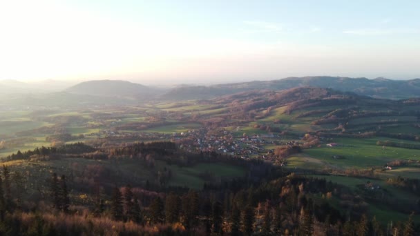 日落时 从昂德里尼克山俯瞰青翠的山谷 介于小山和小房子与小村庄之间 和谐祥和的观点 捷克共和国别斯基底山脉 — 图库视频影像