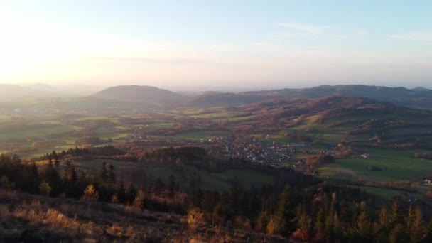 Luchtfoto Vanaf Berg Ondrejnik Van Groene Vallei Tussen Heuvels Kleine — Stockvideo