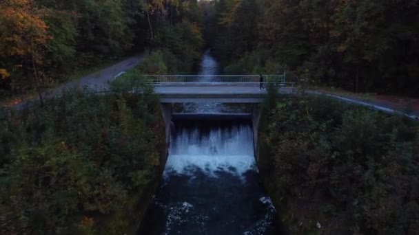 Sonbahar Akşam Saatlerinde Köprüden Geçen Montlu Bir Adam Köprünün Üzerinden — Stok video