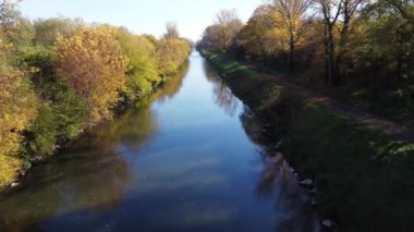 Ekim ve Kasım aylarının tüm renkleriyle oynayan sonbahar yaprak döken ormanla çevrili nehir manzarası. Doğa anadan nefes kesici bir peri masalı. Sarı, yeşil, turuncu, kırmızı hepsi bir arada. Beskydy, Çek Cumhuriyeti