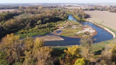 Çek Cumhuriyeti 'nin Bohumn şehrinden akan nehrin çevresindeki hava manzarası. 4k video