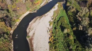 Çek Cumhuriyeti 'nin Bohumn şehrinden akan nehrin çevresindeki hava manzarası. 4k video