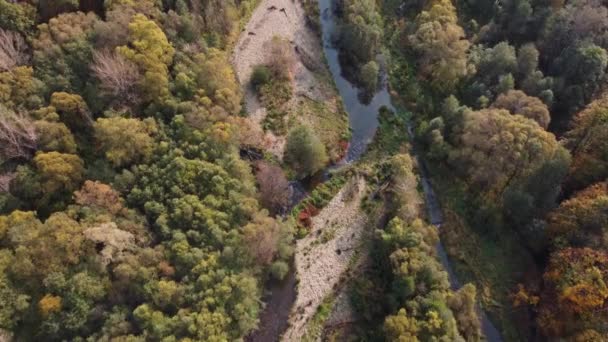 Vzdušný Výstřel Nad Divokým Korytem Řeky Bez Dostatečné Vody Dopady — Stock video