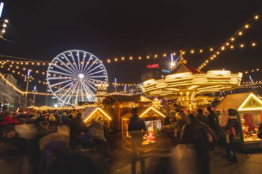 3.12. 2022 - Katowice, Polonya. Noel Marketi 'ndeki Noel süsleri Rynek, Katowice meydanındaki Advent sırasında. İçecek standı, insanlar ve dönme dolap ve çocuklar için diğer sürüşler.