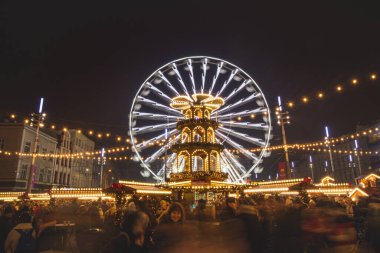 3.12. 2022 - Katowice, Polonya. Noel Marketi 'ndeki Noel süsleri Rynek, Katowice meydanındaki Advent sırasında. İçecek standı, insanlar ve dönme dolap..