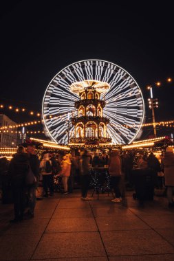 3.12. 2022 - Katowice, Polonya. Noel Marketi 'ndeki Noel süsleri Rynek, Katowice meydanındaki Advent sırasında. İçecek standı, insanlar ve dönme dolap..