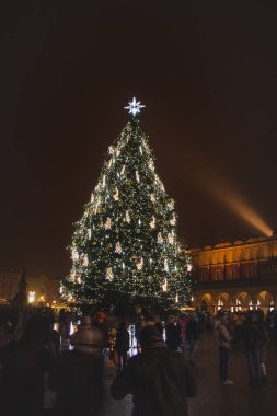 3.12. 2022 - Krakow. Noel ağacı, Polonya 'nın başkenti Krakow' da Rynek Glowny adlı ana meydandaki Noel pazarında..