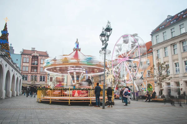 2022年 波兰格利维茨 主广场上的圣诞市场 有儿童用的旋转木马 还有游客和城市居民用的摩天轮 — 图库照片