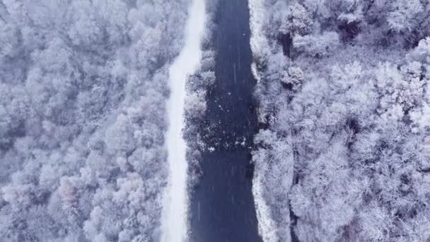 Karlı Arazinin Hafif Kar Yağışı Altında Soğuk Akıntının Havadan Görüntüsü — Stok video