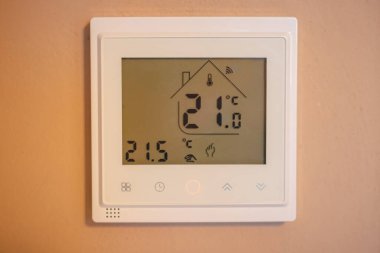 Aile zamanındaki ısıyı korumak ve enerji krizi nedeniyle odadaki sıcaklık derecesini düşürmek için çevrimiçi termoregülatör. Enerji kaydediliyor.