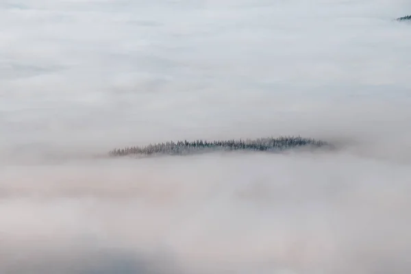 Утренние Облака Катятся Над Пейзажем Горами Чешской Республике Создавая Различные — стоковое фото