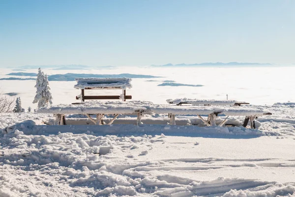 在Lysa Hora顶部有长椅和木制桌子的理想地方 在日出时可以吃早餐 还可以吃维生素D 捷克共和国 — 图库照片