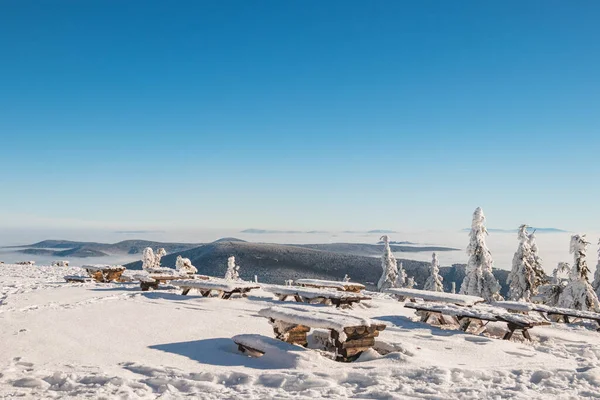 식사를 레이사 산꼭대기에 벤치와 탁자를 대접하는 이상적 유럽의 비타민 공화국 — 스톡 사진