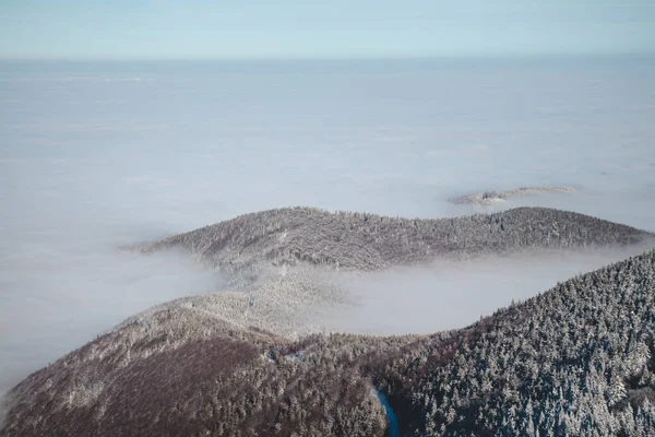 チェコ共和国のベスキディ地方の山々は 都市からの厚い白い反転に沈んでいっています 冬景色 — ストック写真