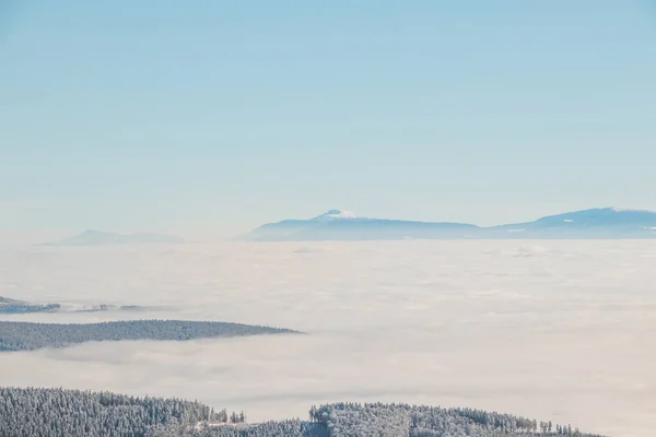 日出和早晨倒转时从Lysa Hora看斯洛伐克塔特拉山高地 — 图库照片