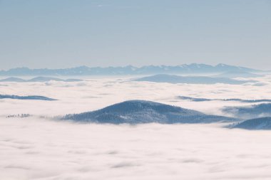 Sabah bulutları Çek Cumhuriyeti üzerindeki manzara ve dağlar üzerinde yuvarlanarak sıcaklık, basınç ve hava akımına dayalı farklı oluşumlar oluşturur. Meteoroloji.