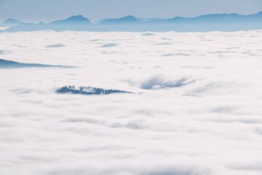 Sabah bulutları Çek Cumhuriyeti üzerindeki manzara ve dağlar üzerinde yuvarlanarak sıcaklık, basınç ve hava akımına dayalı farklı oluşumlar oluşturur. Meteoroloji.