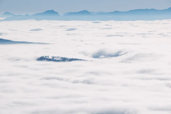 Πρωινά Σύννεφα Κυλούν Πάνω Από Τοπίο Και Βουνά Πάνω Από — Φωτογραφία Αρχείου