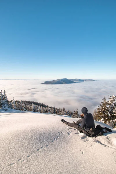 Ορειβάτης Στηρίζεται Ένα Ξέφωτο Θέα Γύρω Βουνά Beskydy Στην Περιοχή — Φωτογραφία Αρχείου