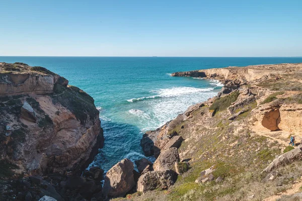 ポルトガルのオデミラのヴィラ ノヴァ ミルフォンテス近くの大西洋岸の午後の太陽の下で波がクラッシュして息をのむような崖 ビセンティーナの足跡 漁師道だ 澄んだ青空 — ストック写真