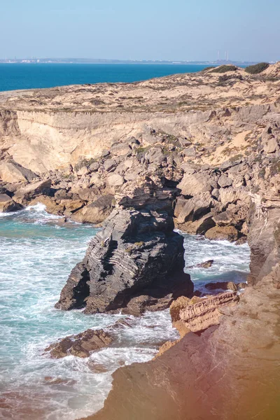 Falésias Tirar Fôlego Com Ondas Fortes Sol Tarde Costa Atlântica — Fotografia de Stock