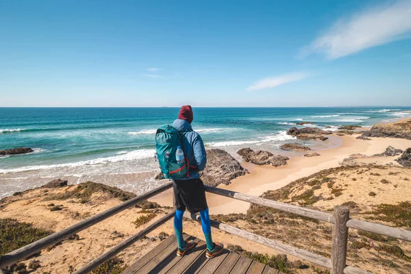 Turisten Har Utsikten Från Utsiktspunkt Sandstrand Atlantkusten Nära Vila Nova Stockbild