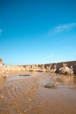 Portekiz 'in batısındaki Porto Covo yakınlarında Praia da Ilha do Pessegueiro sahilinde kumdan yapılmış Büyük Kanyon. Rota Vicentina 'nın üzerinden geçiyor..