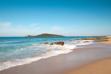 Portekiz 'in batısındaki Porto Covo yakınlarında, Praia da Ilha do Pessegueiro adlı plajda Atlantik Okyanusu boyunca yürü. Rota Vicentina 'nın üzerinden geçiyor..