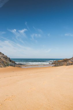 Portekiz 'in batısındaki Porto Covo yakınlarında, Praia da Ilha do Pessegueiro adlı plajda Atlantik Okyanusu boyunca yürü. Rota Vicentina 'nın üzerinden geçiyor..