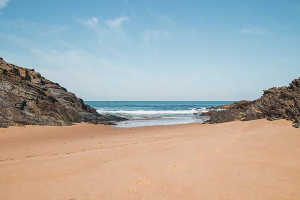 Caminhe Longo Oceano Atlântico Praia Chamada Praia Ilha Pessegueiro Perto — Fotografia de Stock