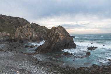 Gün batımında Odemira 'daki sahil şeridi tüm renklerle oynar. Batı Portekiz 'in Atlantik kıyısındaki Algarve bölgesinin güzelliği. Balıkçı Yolu 'nun ayak izlerinden. Rüya gibi bir turistik yer..