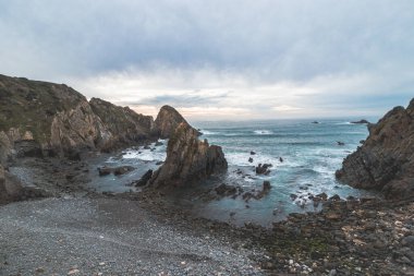 Gün batımında Odemira 'daki sahil şeridi tüm renklerle oynar. Batı Portekiz 'in Atlantik kıyısındaki Algarve bölgesinin güzelliği. Balıkçı Yolu 'nun ayak izlerinden. Rüya gibi bir turistik yer..