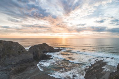 Gün batımında Ohexe 'deki sahil şeridi tüm renklerle oynar. Batı Portekiz 'in Atlantik kıyısındaki Algarve bölgesinin güzelliği. Balıkçı Yolu 'nun ayak izlerinden. Rüya gibi bir turistik yer..