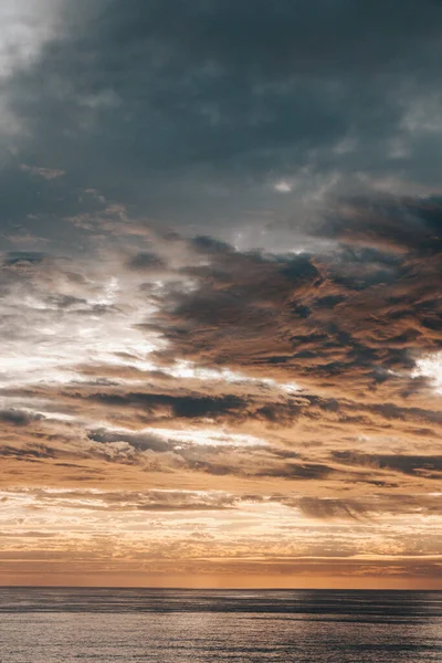 Últimos Raios Sol Iluminam Nuvens Que Voam Através Céu Reflexo — Fotografia de Stock