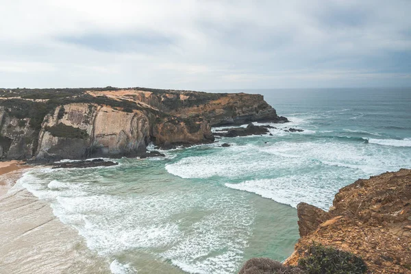 ポルトガルの西 アルガルヴェ地方の有名な観光地で大西洋の頑丈なユニークな岩や崖の海岸線 フィッシャーマントレイルの足跡で — ストック写真