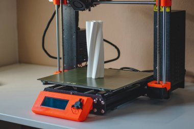 Yeni şeyler yapmak için teknolojik teg aleti. Siyah ve kırmızı 3D yazıcı iş başında. Nesne, madde katmanlarının katmanlarını katma süreçlerine yerleştirerek oluşturulur...