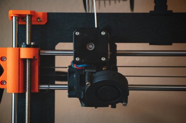 Yeni şeyler yapmak için teknolojik teg aleti. Siyah ve kırmızı 3D yazıcı iş başında. Nesne, madde katmanlarının katmanlarını katma süreçlerine yerleştirerek oluşturulur...