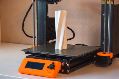Yeni şeyler yapmak için teknolojik teg aleti. Siyah ve kırmızı 3D yazıcı iş başında. Nesne, madde katmanlarının katmanlarını katma süreçlerine yerleştirerek oluşturulur...