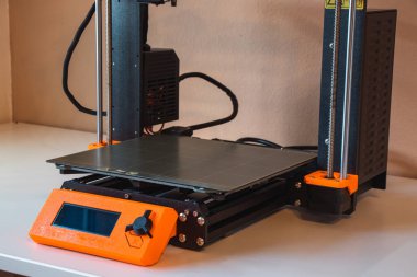 Yeni şeyler yapmak için teknolojik teg aleti. Siyah ve kırmızı 3D yazıcı iş başında. Nesne, madde katmanlarının katmanlarını katma süreçlerine yerleştirerek oluşturulur...